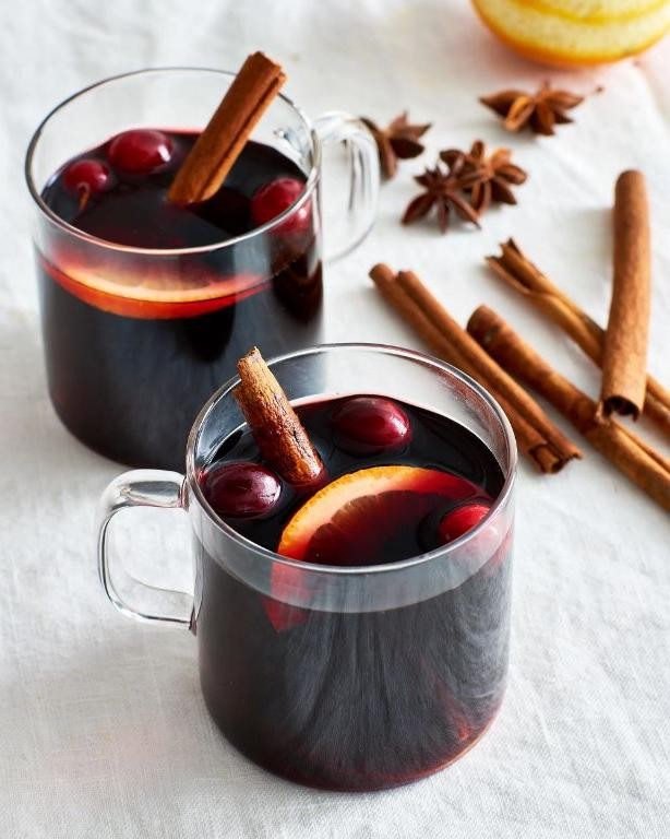 Slow Cooker Mulled Wine with Cinnamon and Cloves