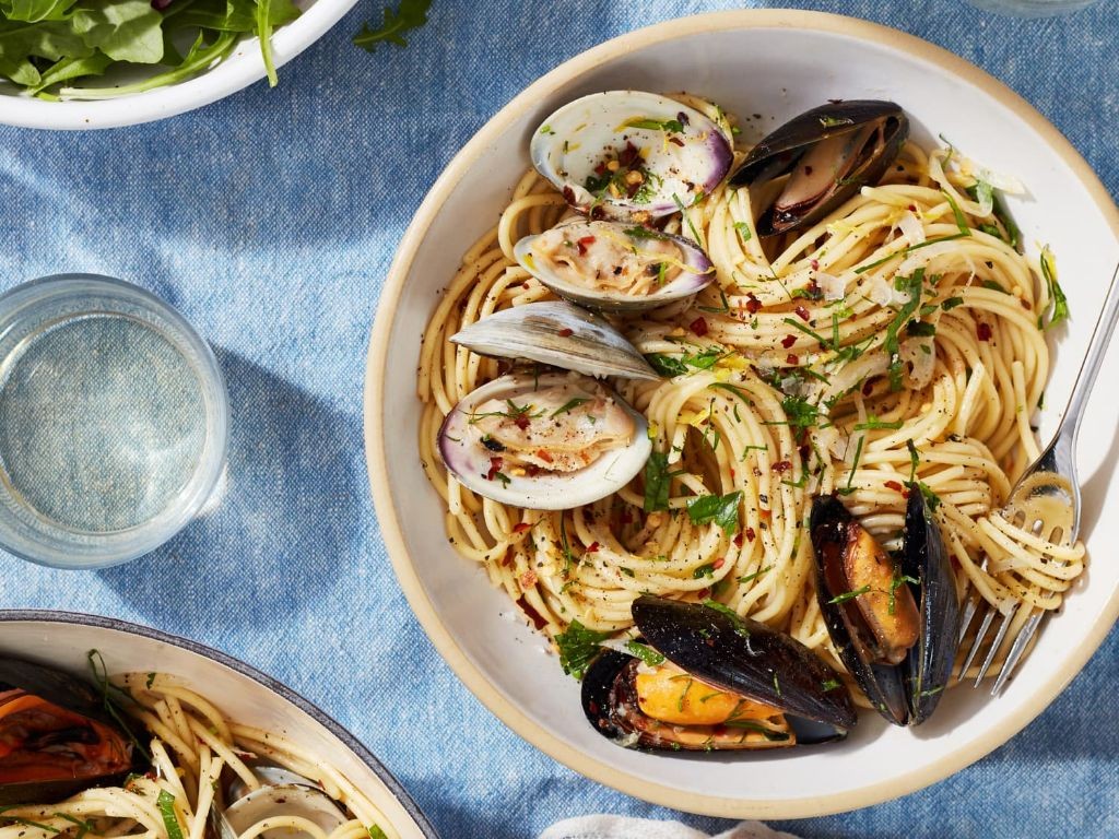 Smoked Mussels Linguine with Garlic and White Wine