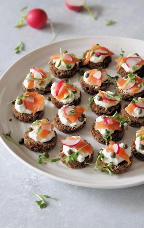 Smoked salmon on rye bread with dill cream