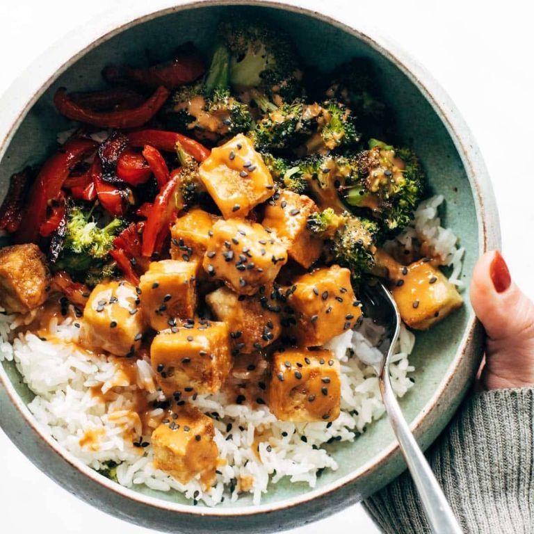 Spicy Peanut Tofu Meal Prep Bowls