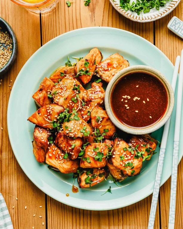 Spicy Sriracha Crispy Salmon Bites