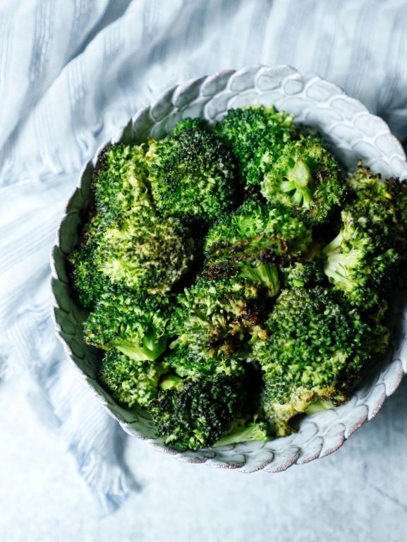 Spicy Sriracha Microwave Broccoli