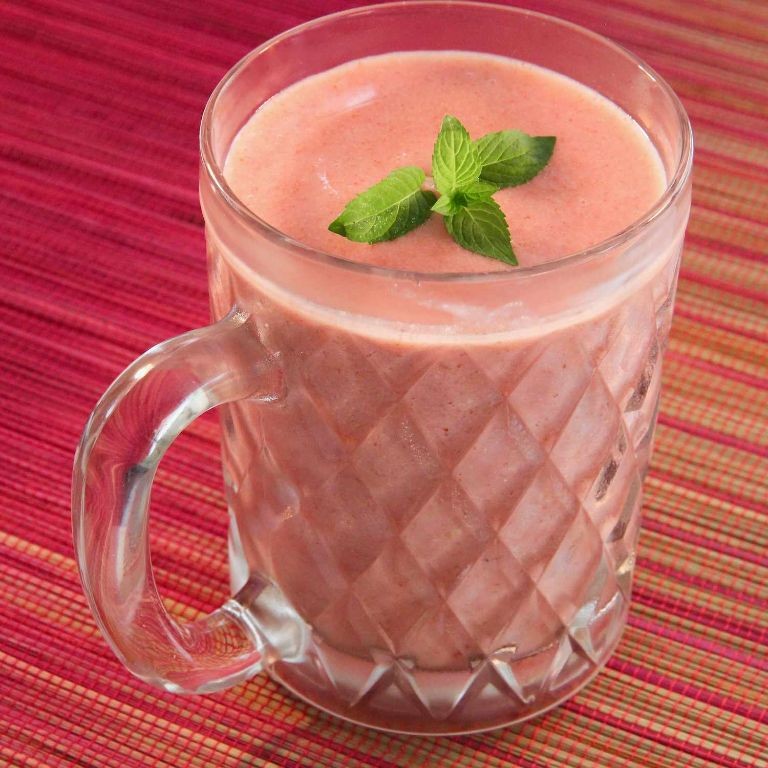 Strawberry Flaxseed Protein Smoothie