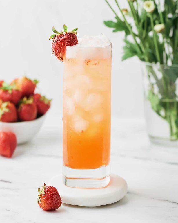 Strawberry Gin Fizz with Elderflower