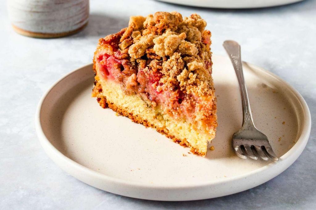 Strawberry Rhubarb Crumb Cake
