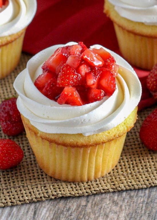 Strawberry Shortcake Box Cupcakes with Fresh Strawberries
