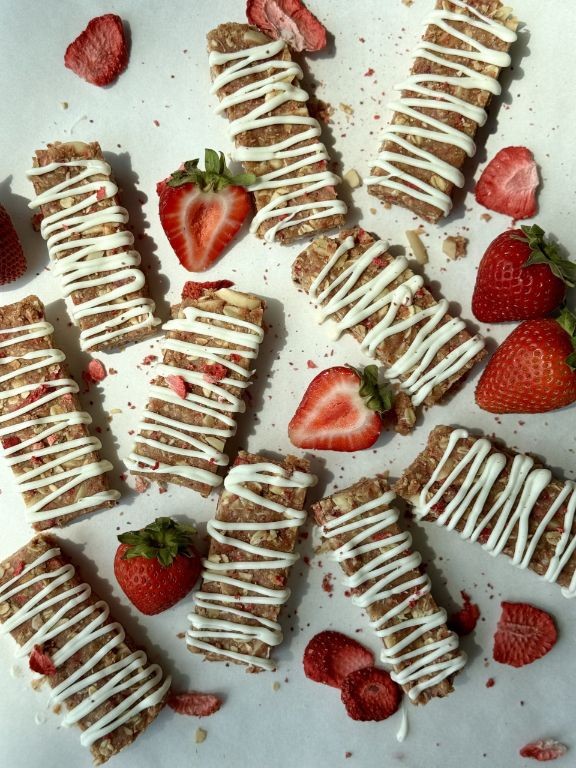 Strawberry Shortcake Raw Granola Bars