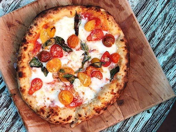 7 Mares Pizza with Mozzarella and Cherry Tomatoes