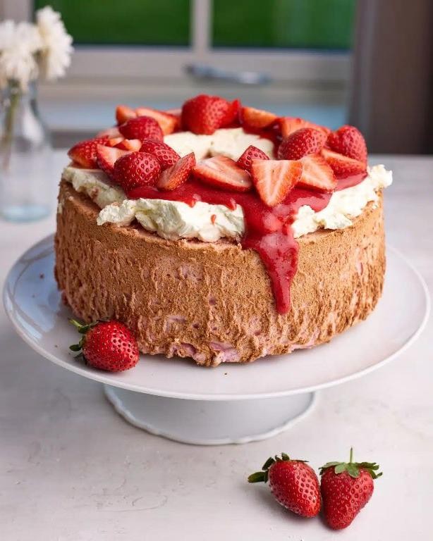 Angel food cake with fresh strawberries
