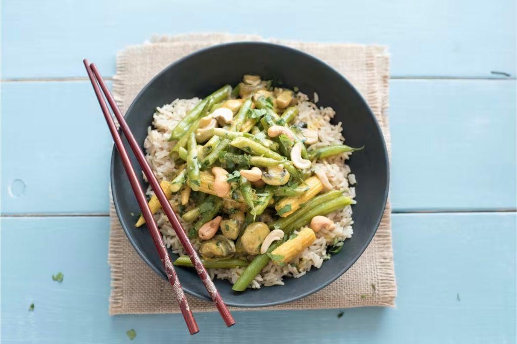 Baby corn and green bean stir-fry with cashews