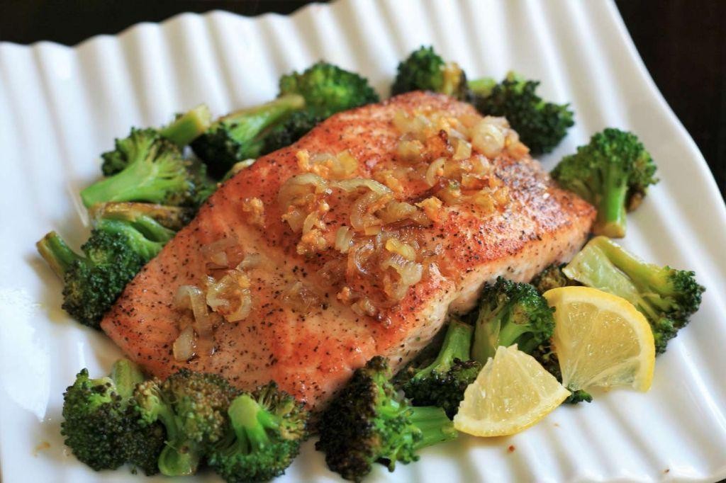 Baked Salmon with Steamed Broccoli