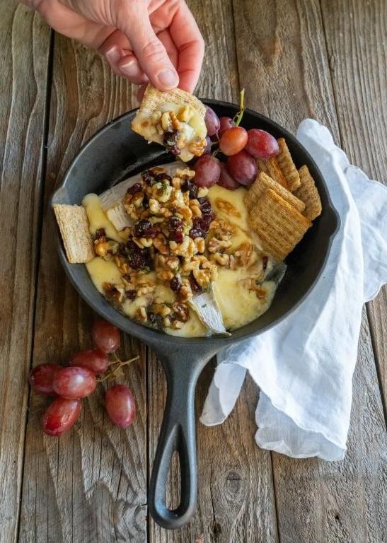Baked brie with honey and walnuts