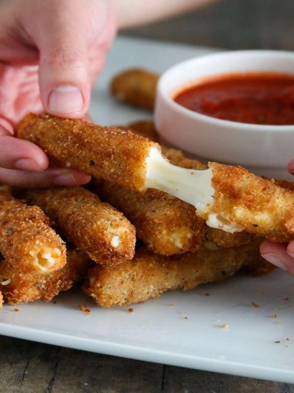 Baked mozzarella sticks with marinara