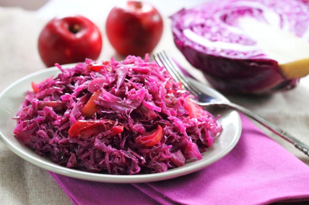 Boiled red cabbage with apples and spices