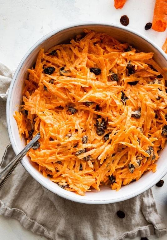 Carrot and Raisin Salad with Yogurt Dressing