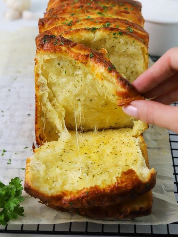Cheesy Garlic Pull-Apart Bread