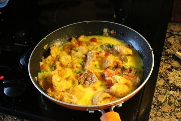 Chicharrón con Huevos (Pork Rinds with Eggs)