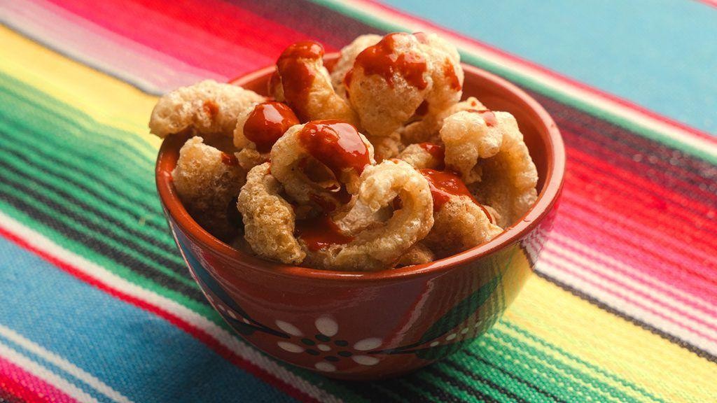 Chicharrón con Limón y Salsa (Pork Rinds with Lime and Sauce)