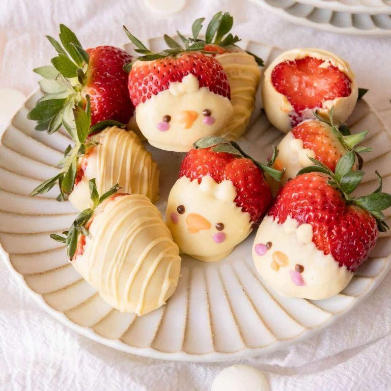 Chocolate-Dipped Strawberry Chicks