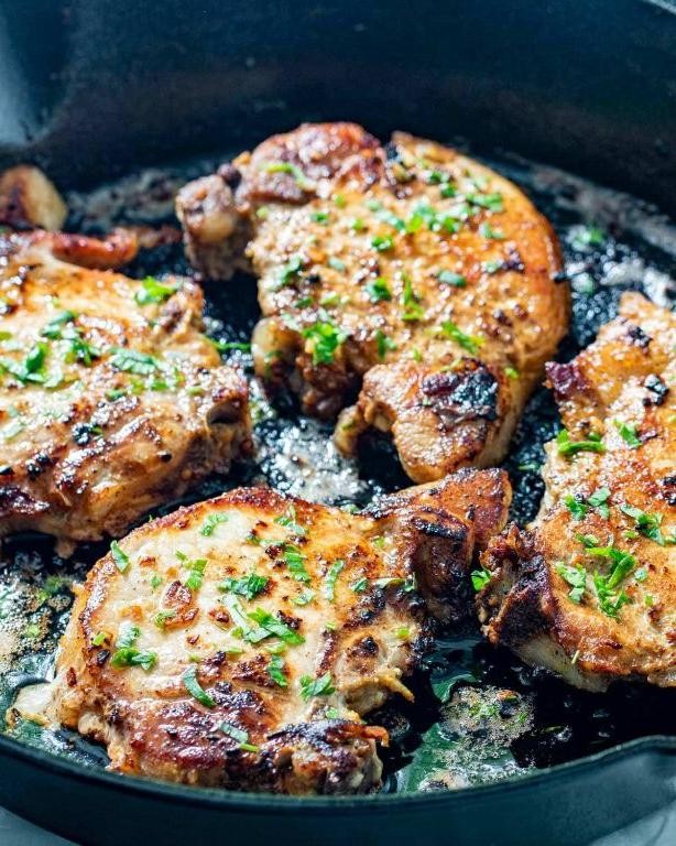Chuletas con Limón y Ajo (Lemon-Garlic Pork Chops)