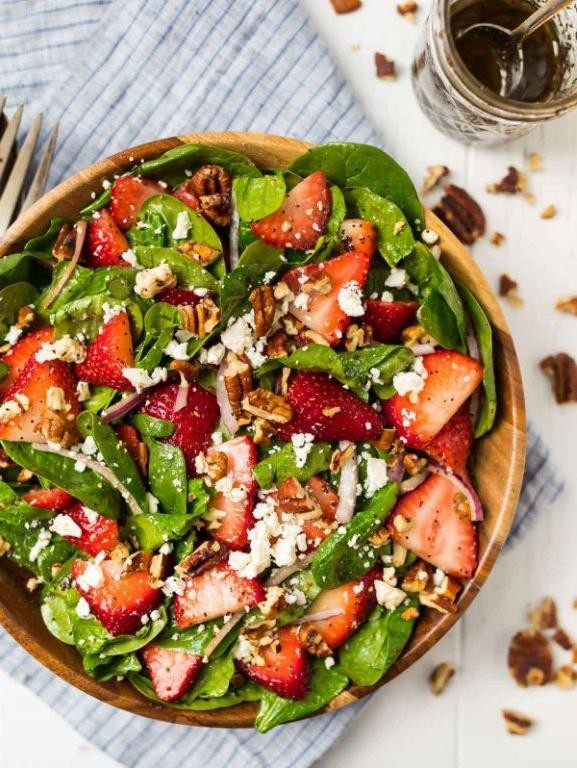 Classic Spinach and Strawberry Salad with Balsamic Vinaigrette