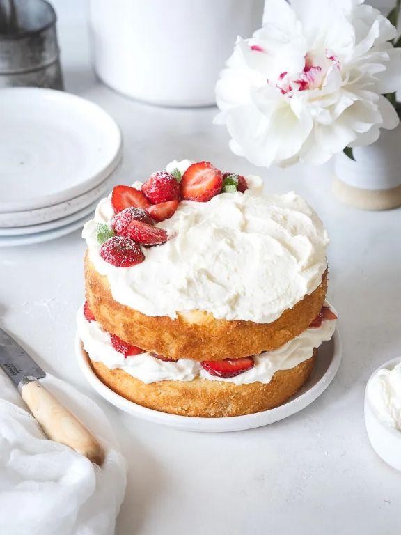 Classic Vanilla Whip Cream Cake