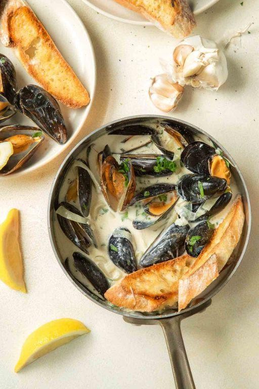 Creamy Mussel Bisque with Garlic Butter