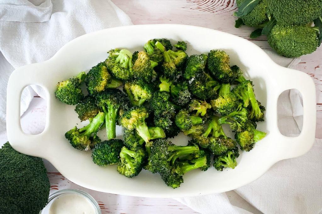 Crispy Air Fryer Broccoli with Ranch Dip