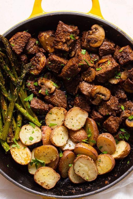Garlic Butter Steak Bites with Roasted Asparagus