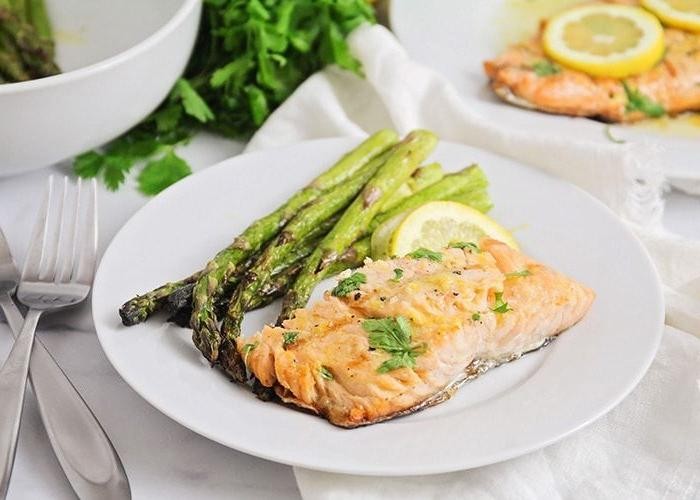 Grilled salmon with asparagus