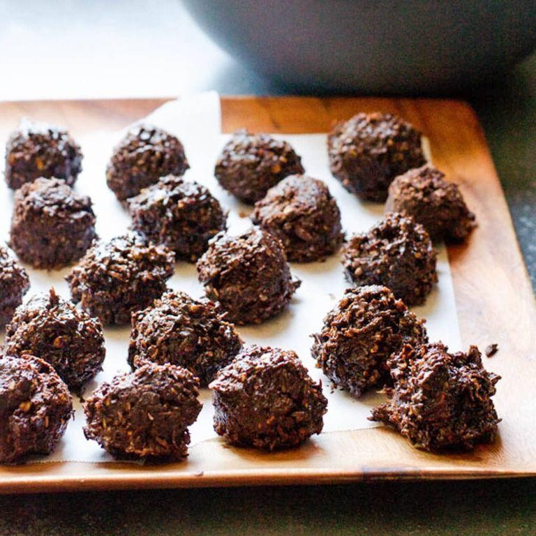Healthy Chocolate Coconut Bites