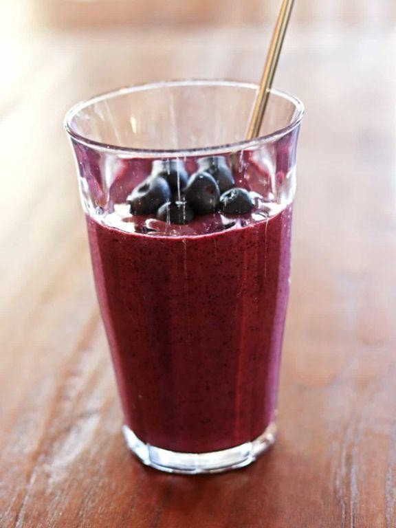 Kefir smoothie with flaxseeds and blueberries