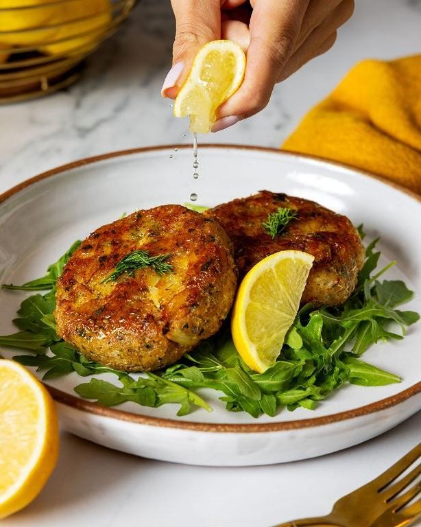 King Crab Cakes with Lemon Aioli