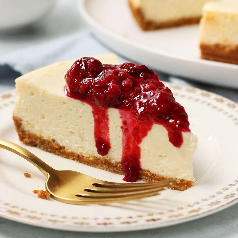 Knafeh Cheesecake with Raspberry Coulis