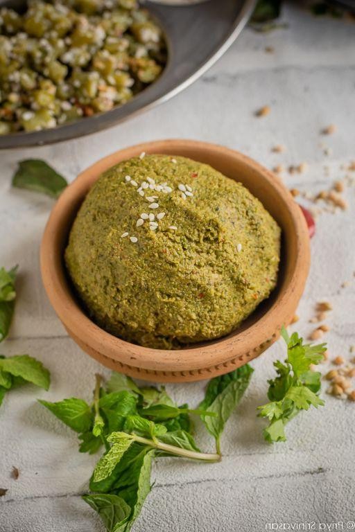 Kothamalli Thogayal with Coriander and Coconut