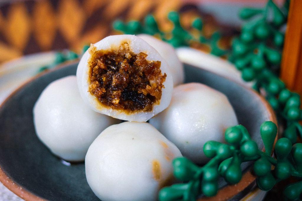 Kozhukattai with Coconut and Jaggery Filling