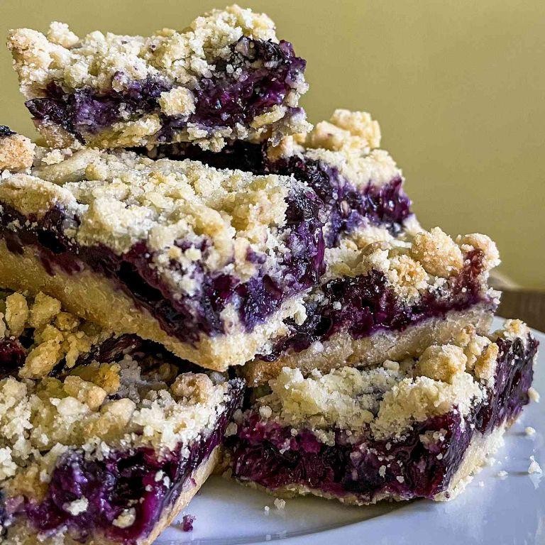 Leftover pie crust blueberry crumble bars