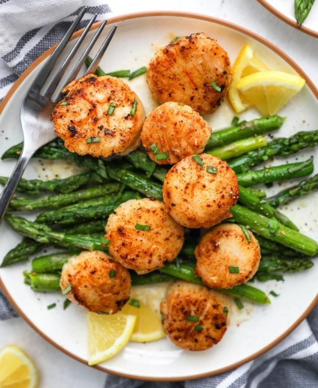Lemon Garlic Butter Scallops with Asparagus