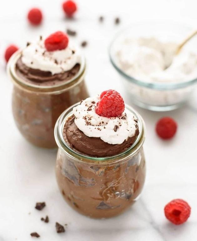 Low fat chocolate avocado mousse