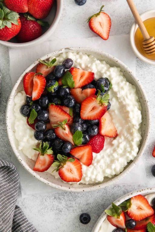 Low fat cottage cheese and fruit bowl
