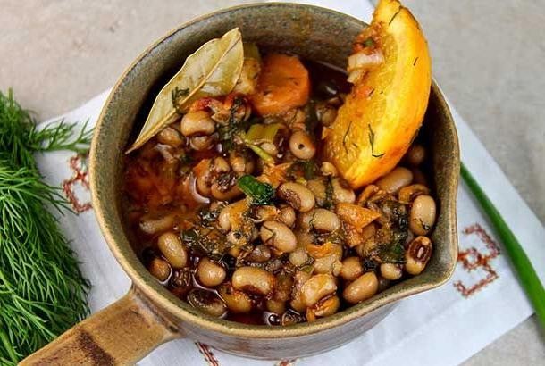 Mediterranean Black-Eyed Peas with Garlic and Olive Oil