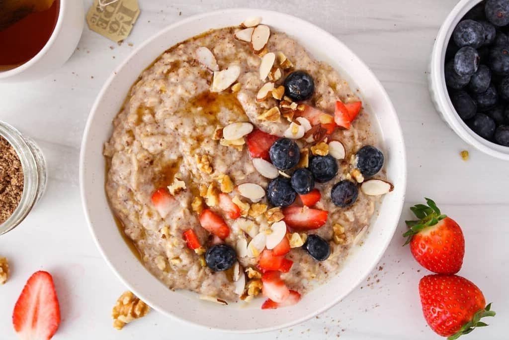 Oatmeal with fresh berries and flaxseeds