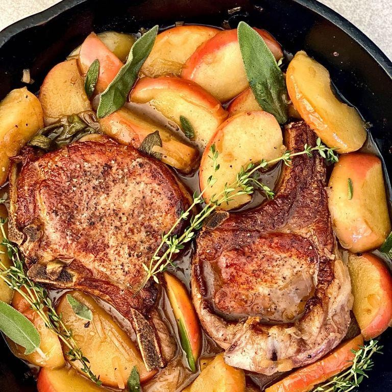 Pan-Seared Pork Chops with Caramelized Apples