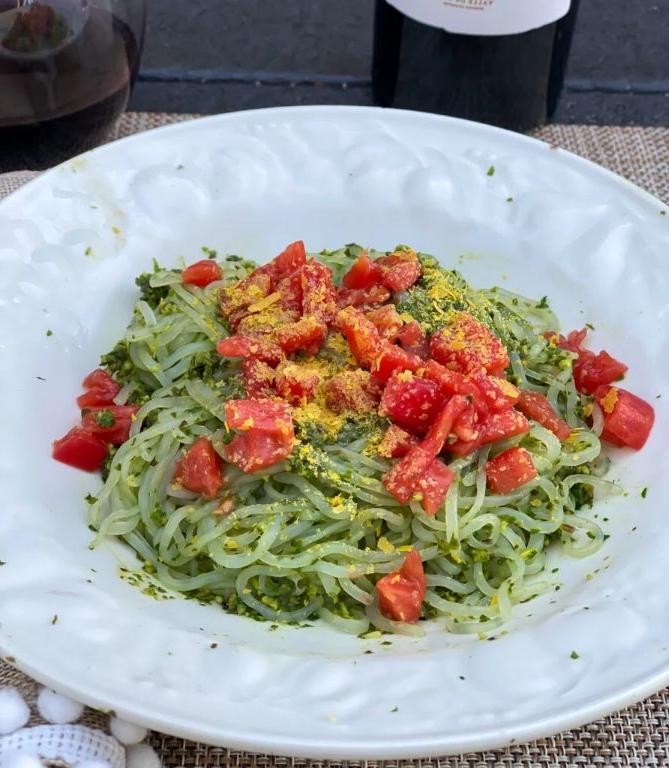 Pesto Miracle Noodles with Cherry Tomatoes