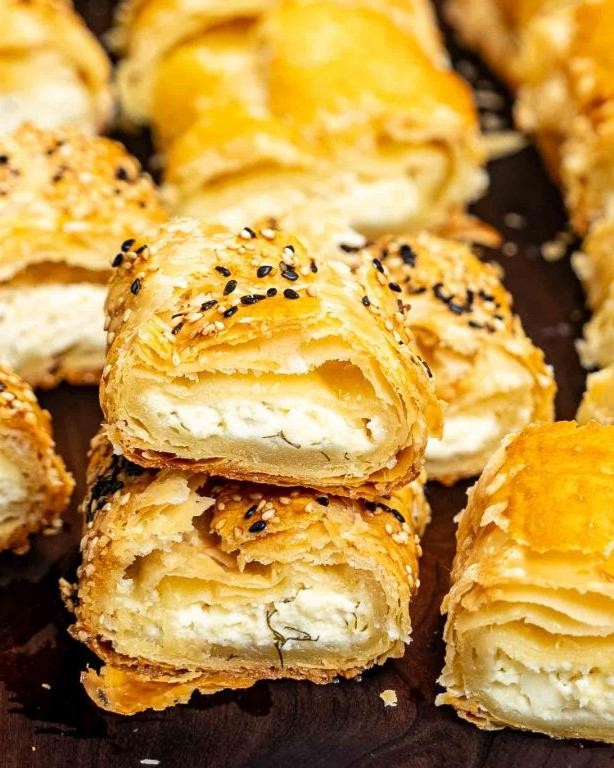 Plăcintă cu Brânză (Cheese-Filled Pastry)