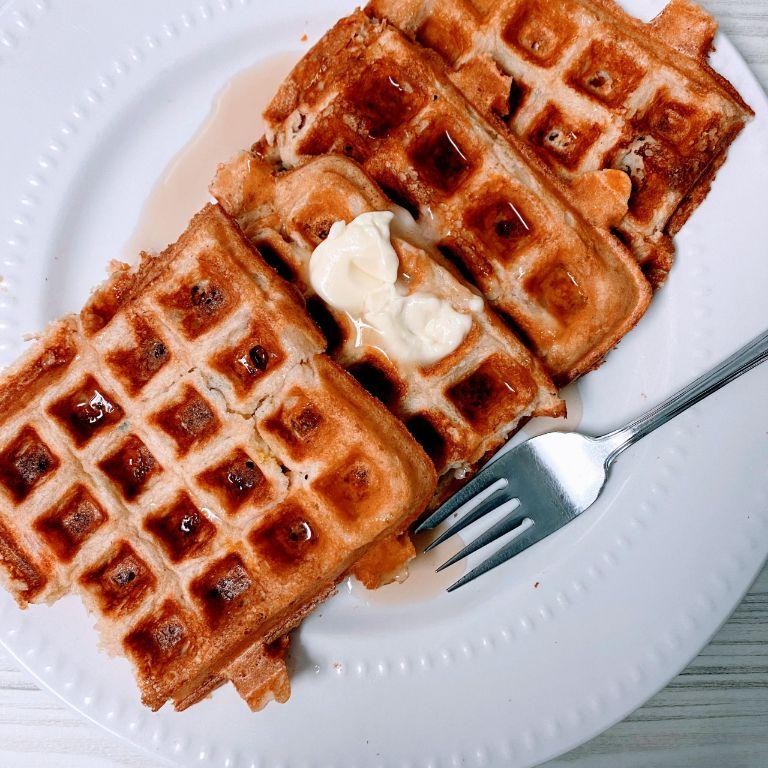 Protein waffles with Greek yogurt topping