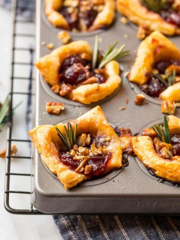 Puff Pastry Brie Bites with Cranberry Sauce