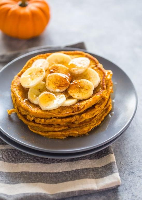 Pumpkin Spice Banana Pancakes