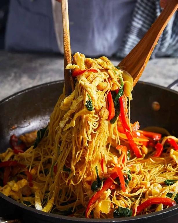Spicy Singapore-Style Rice Noodles with Chicken