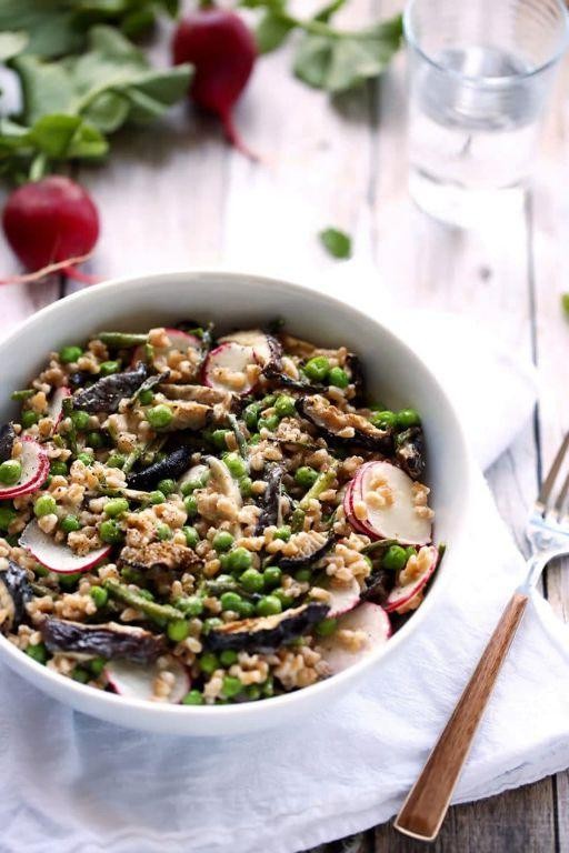 Spinach and Farro Salad with Roasted Garlic Dressing